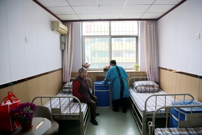 护工为老人打扫卫生